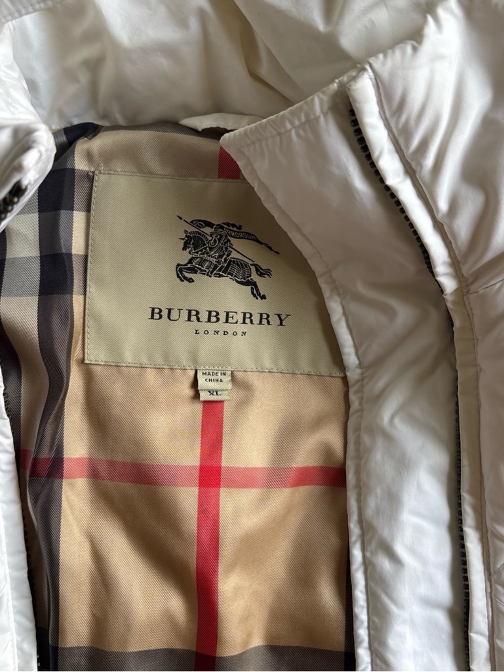 Women’s White Burberry quilted puffer coat with removable hood - Picture 2 of 5
